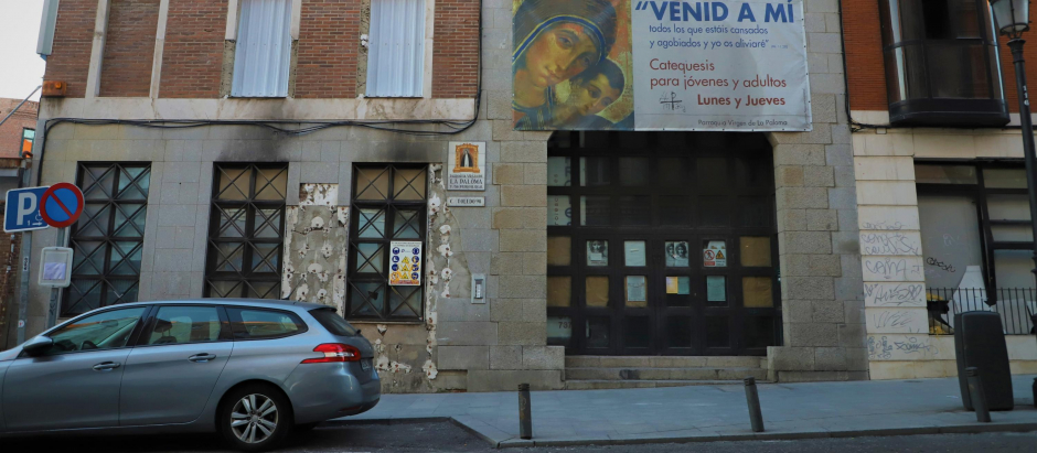 Imagen de la fachada del edificio parroquial de la calle Toledo donde todavía se aprecian los ecos de la catástrofe