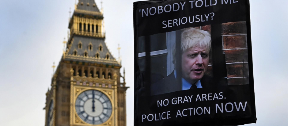 Una pancarta con la cara del primer ministro británico, Boris Johnson, durante unas protestas frente al Parlamento