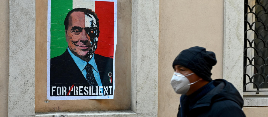 Un hombre pasa junto a un mural en Roma en el que se parodia a Berlusconi
