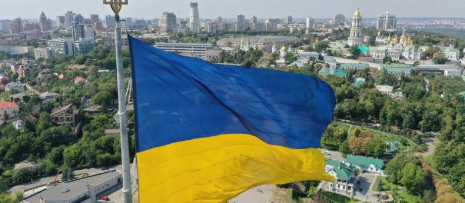 vista aérea de la bandera ucraniana más alta en Kiev junto al Museo de la Segunda Guerra Mundial