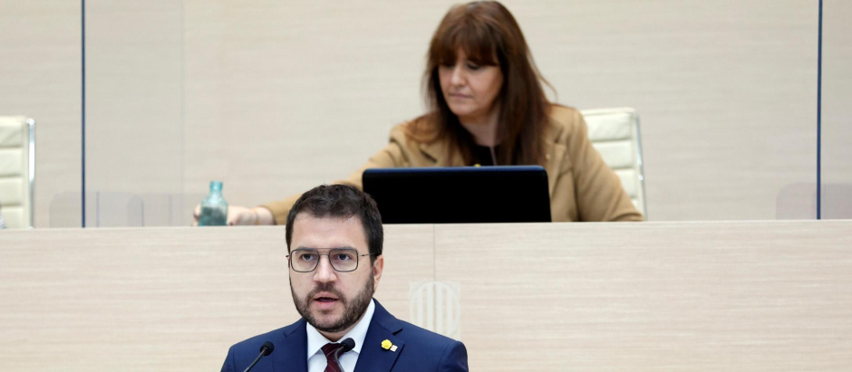 El presidente de Cataluña, Pere Aragonès, con la presidenta del Parlament, Laura Borrás, detrás