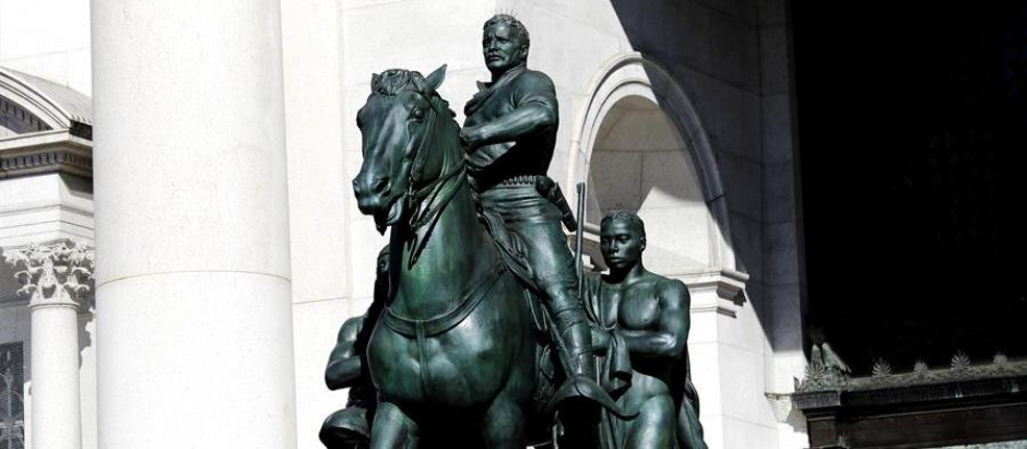 Estatua del expresidente Theodore Roosevelt a cabllo escoltado por un indio y un negro, frente al Museo de Historia Natural de Nueva York