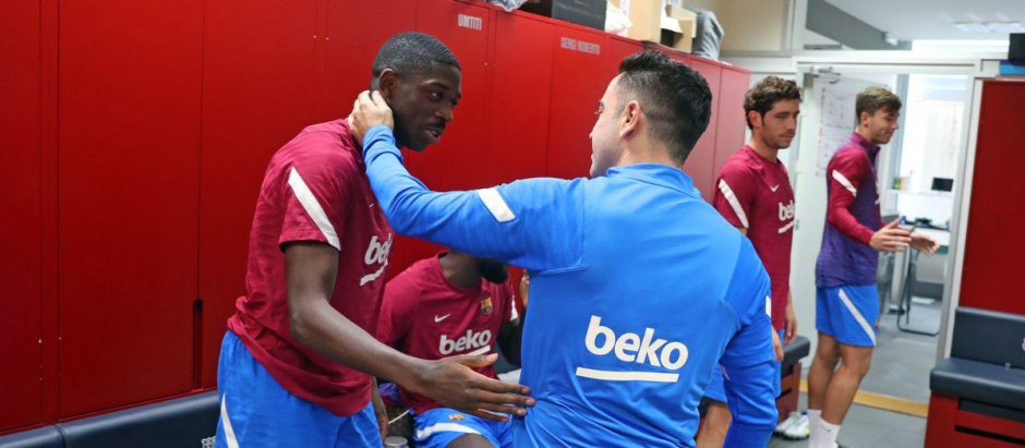 Jugador y técnico se saludan el primer día de Xavi como entrenador del Barça