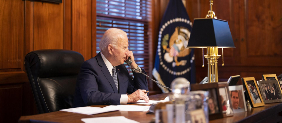 Biden hablando por teléfono con su homólogo ruso, Vladimir Putin, a finales de diciembre de 2021