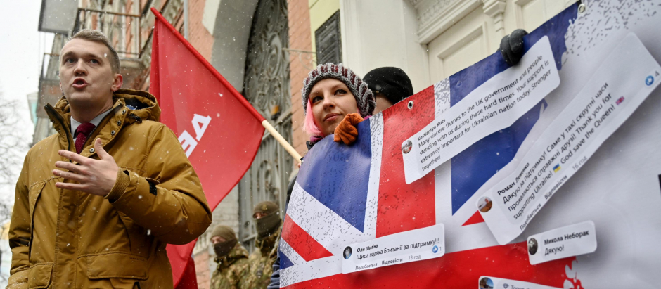 Activista a las puertas de la embajada del Reino Unido en Kiev