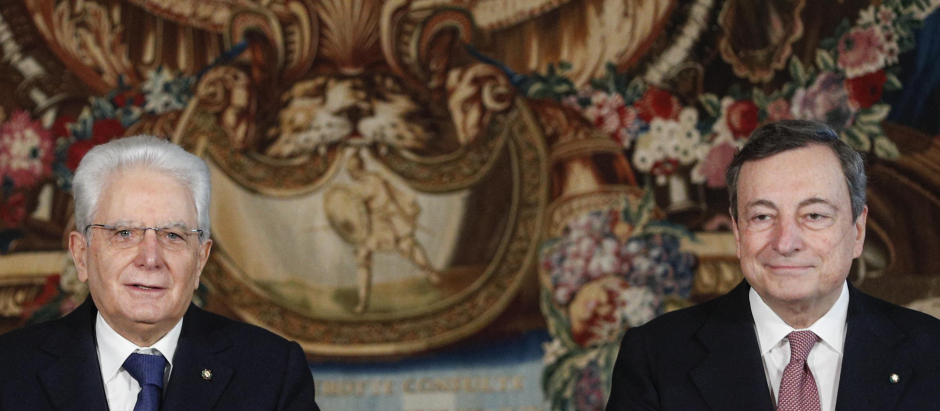 El presidente de Italia, Sergio Mattarella, junto con el primer ministro, Mario Draghi