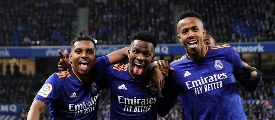 Rodrygo, Vinicius y Militao celebran un gol del Real Madrid