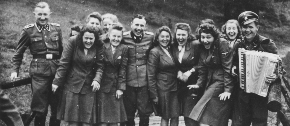Una fotografía del álbum de Höker muestra a los trabajadores de Auschwitz cantando y riendo divertidos