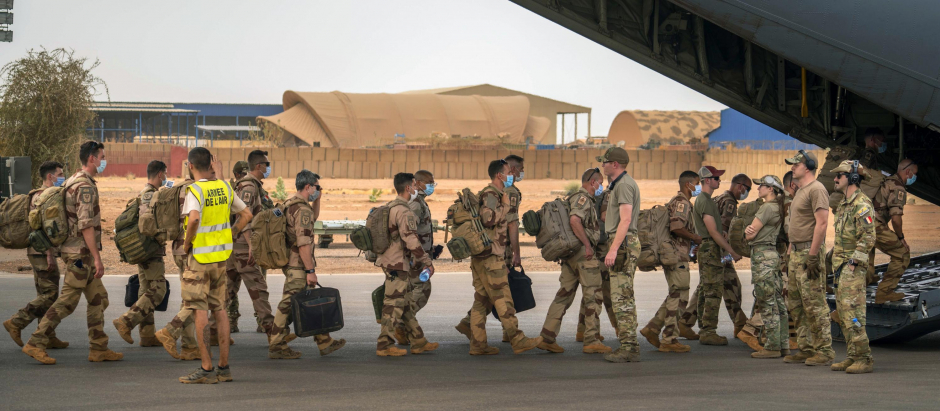 Soldados franceses embarcan rumbo al Sahel para combatir al yihadismo