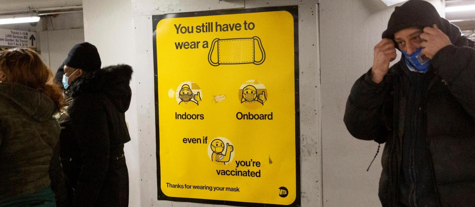 Cartel que recuerda el uso obligatorio de la mascarilla en el metro de Nueva York