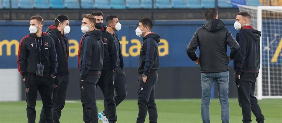 Los jugadores del Levante utilizan mascarilla al inspeccionar el Estadio de la Cerámica en Villarreal