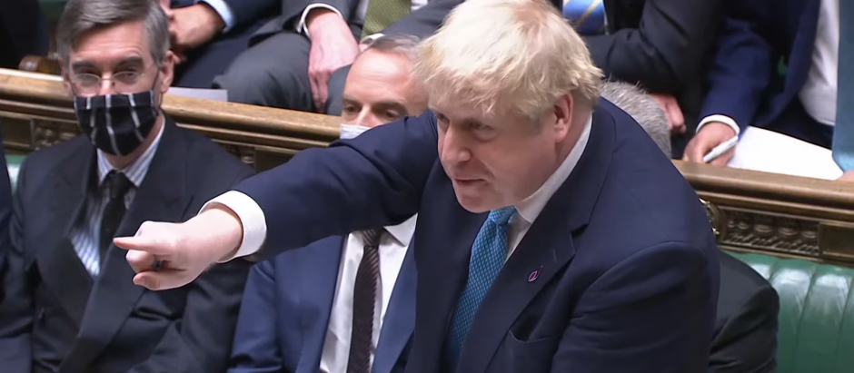 Boris Johnson respondiendo a preguntas en el Parlamento