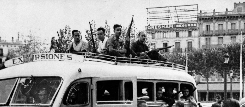 Civiles armados patrullando la calles de Barcelona, el 31 de julio de 1936