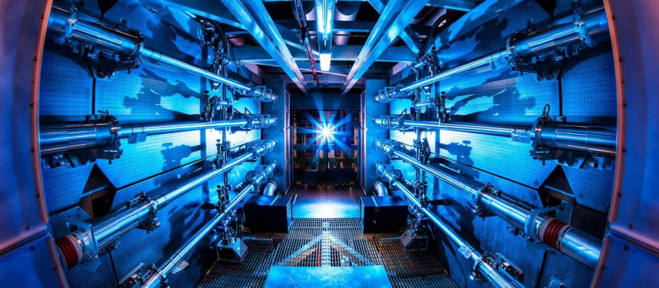 Imagen coloreada de una de las estructuras del National Ignition Facility (NIF), la instalación del Laboratorio Nacional Lawrence Livermore de EE UU donde se han realizado los experimentos