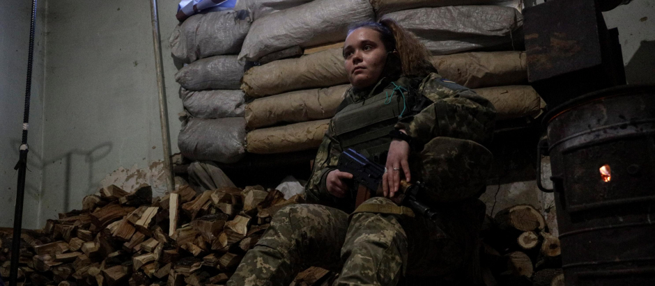 Una soldado ucraniana apostada cerca de la región prorrusa de Donetsk