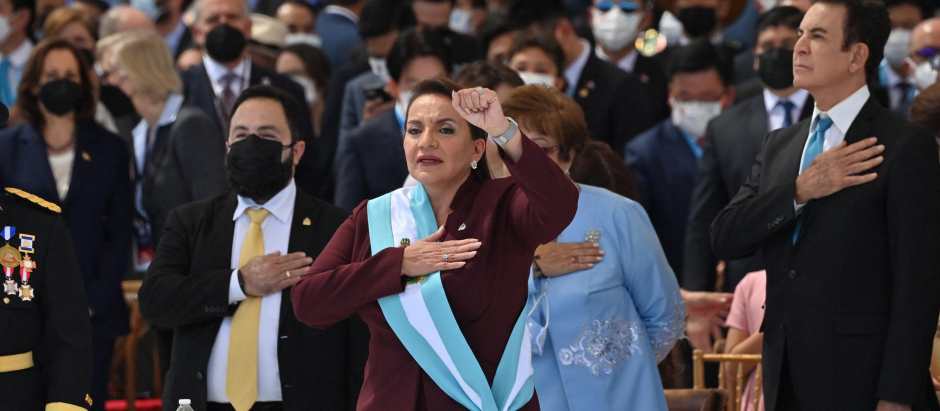 Xiomara Castro, nueva presidenta de Honduras momentos después de prestar juramento