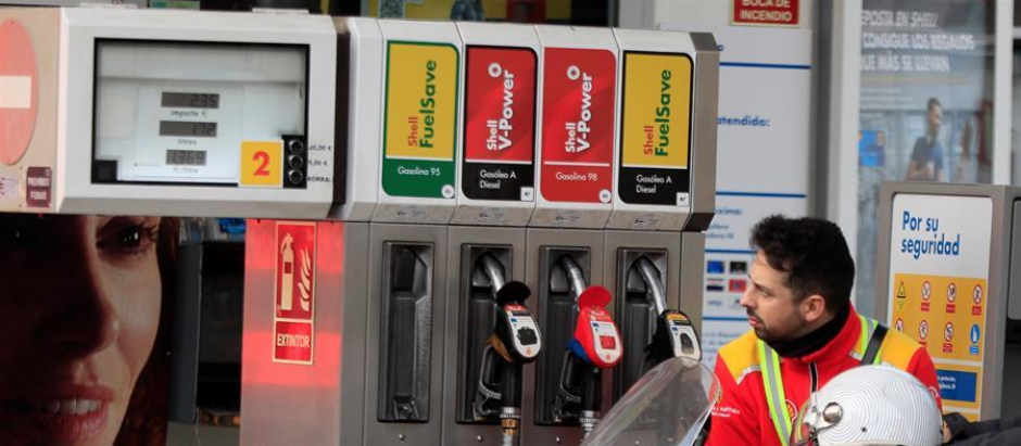 Un trabajador dispensa gasolina a un consumidor en una estación de servicio madrileña