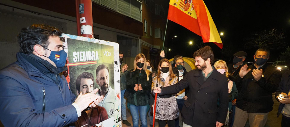 El candidato de Vox a la Presidencia de la Junta, Juan García Gallardo (c), durante la pegada de carteles