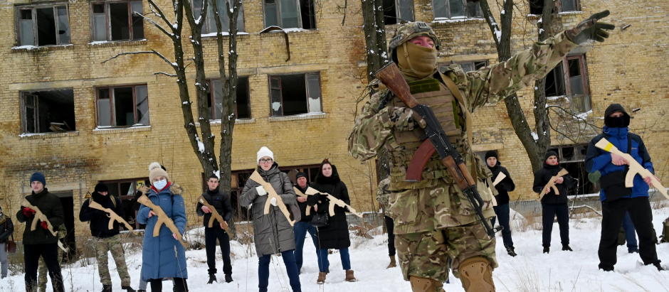 Civiles ucranianos se entrenan con armas de madera