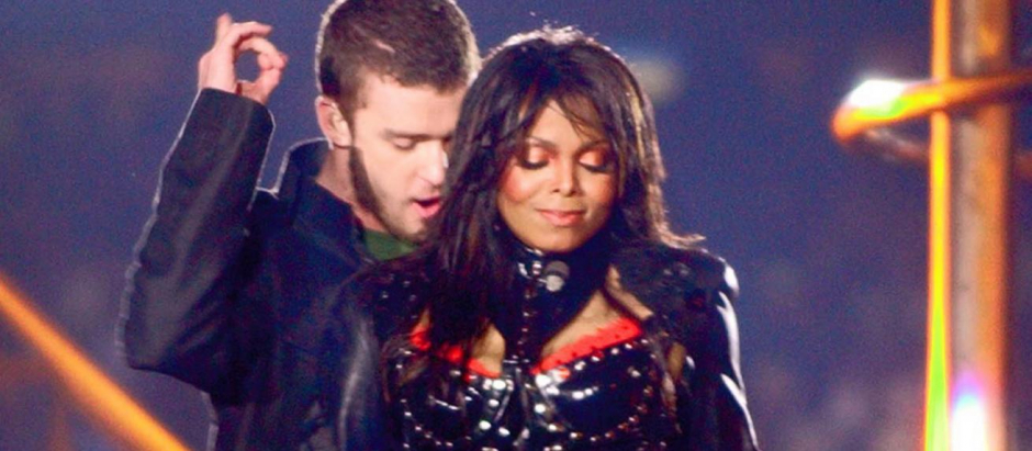 Justin Timberlake and Janet Jackson perform during halftime of Super Bowl XXXVIII Sunday, Feb. 1, 2004, in Houston. The chief federal regulator of broadcasting was outraged by the Super Bowl halftime show and ordered an investigation after part of Jackson's costume was torn off, exposing her breast. (AP Photo/Elise Amendola) *** Local Caption *** CANTANTE JUSTIN TIMBERLAKE Y JANET JACKSON DURANTE ACTUACION EN PARTIDO FINAL DE SUPER BOWL DONDE ENSEÑO PECHO