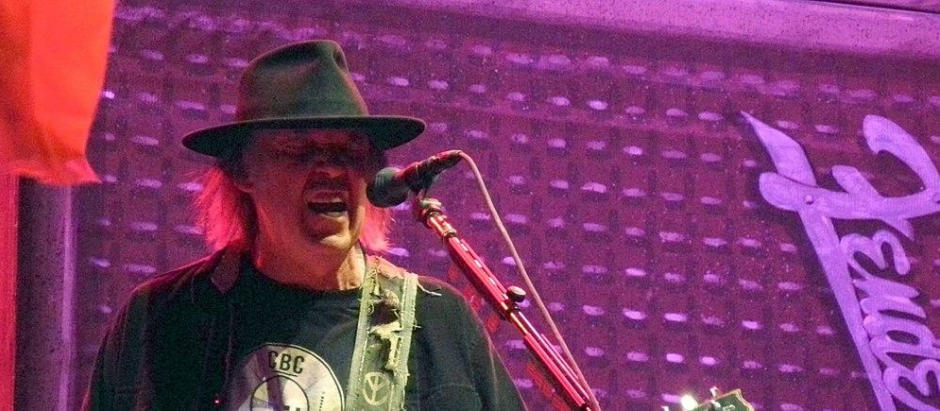 La marcha de los cantantes Neil Young y Joni Mitchell de Spotify, obliga a Joe Rogan a pedir disculpas