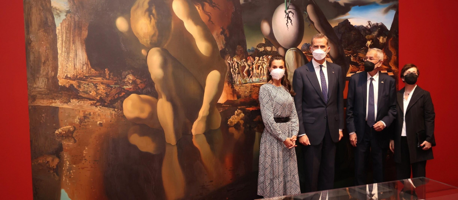 Inaugurada por los Reyes la exposición Dalí- Freud. Una obsesión, en el Museo Belvedere