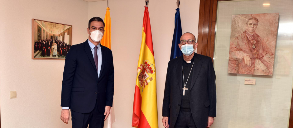 El presidente del Gobierno, Pedro Sánchez, y el presidente de la CEE, Juan José Omella