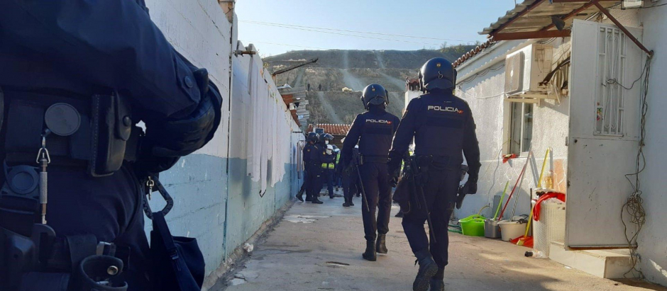 15-10-2020 Policía Nacional realiza registros en Cañada Real para desmantelar plantaciones de marihuana
ESPAÑA EUROPA MADRID SOCIEDAD
POLICÍA NACIONAL