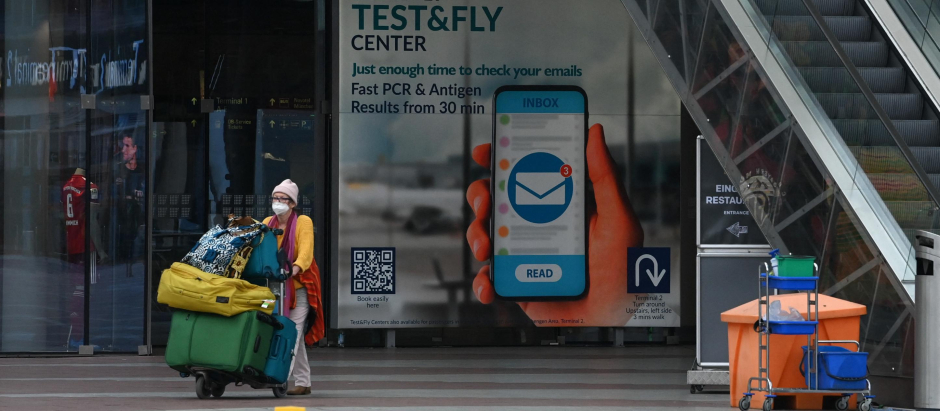Publicidad de un centro de test en el aeropuerto Franz-Josef-Strauss de Múnich, el pasado 25 de enero
