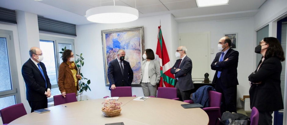 Miembros de la AVT se han reunido con los responsables de la política penitenciaria del Gobierno vasco en Vitoria