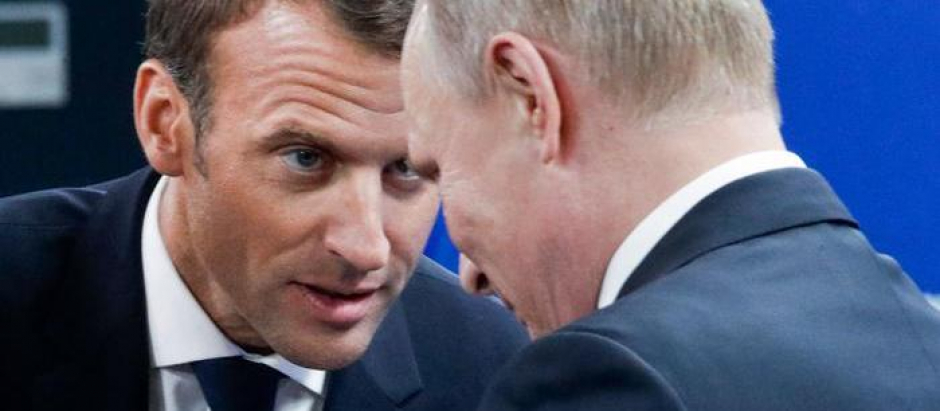 El presidente de Francia, Emmanuel Macron, de cara a Vladimir Putin, presidente de Rusia, foto de archivo