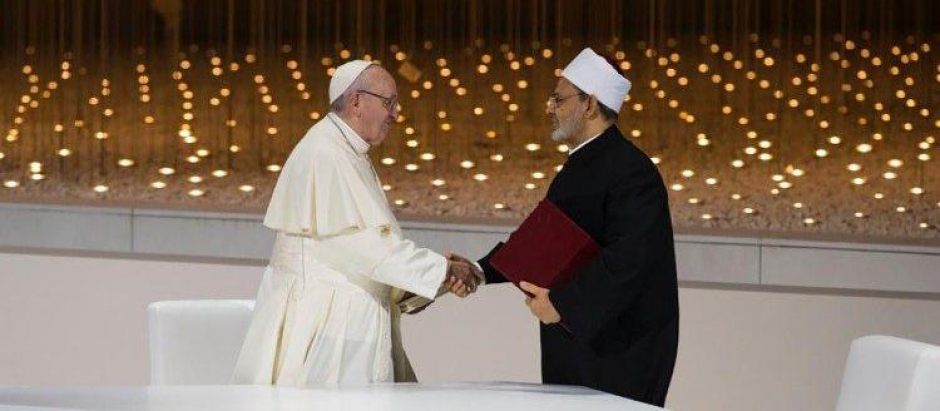 El Papa Francisco y el imán Al-Tayeb en Abu Dhabi para la firma del documento sobre fraternidad, el 4 de febrero de 2019