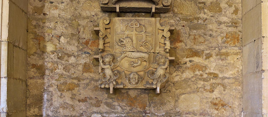 Escudo del priorato en el Convento de San Marcos de León