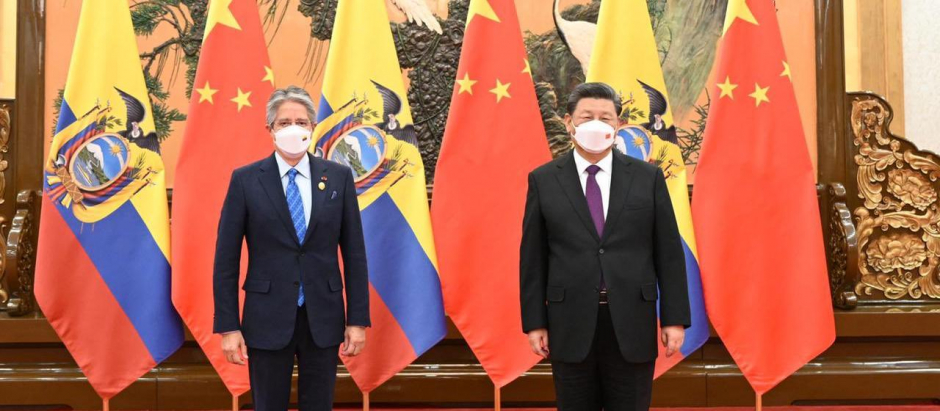 Presidente ecuatoriano Guillermo Lasso (Iz.) y el presidente chino Xi Jinping (D)