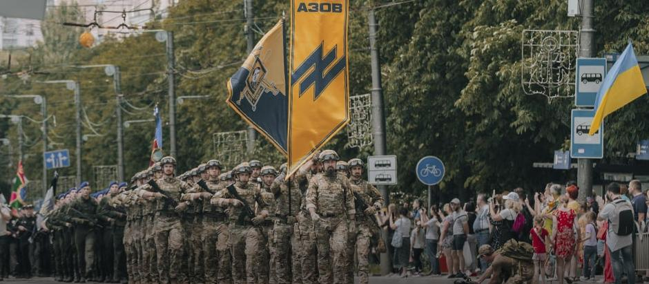 Batallón Azov durante un desfile militar en Ucrania
