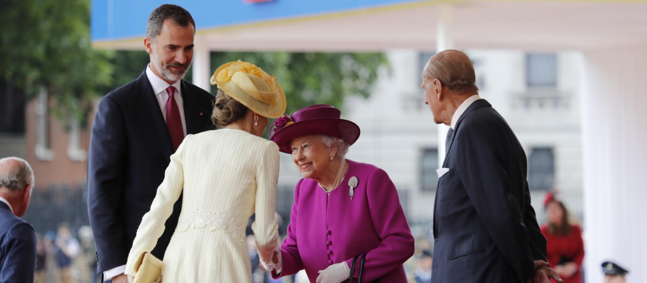 La última vez que se reunieron los Reyes con la Reina Isabel II y el fallecido, hace apenas un año, Don Felipe, Duque de Edimburgo