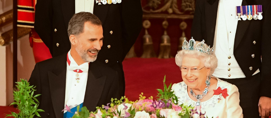 El Rey Felipe VI junto a la Reina Isabel II de Reino Unido, durante una visita oficial de Estado, en el Buckingham Palace de Londres