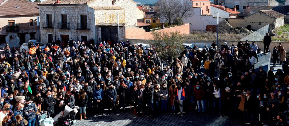 Los vecinos de la localidad vallisoletana de Traspinedo guardan un minuto de silencio, el domingo, en recuerdo de Esther López