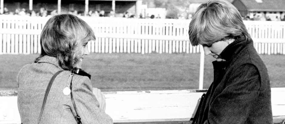 Camilla Parker-Bowles, derecha, y Lady Diana Spencer, antes de convertirse en la princesa de Gales
