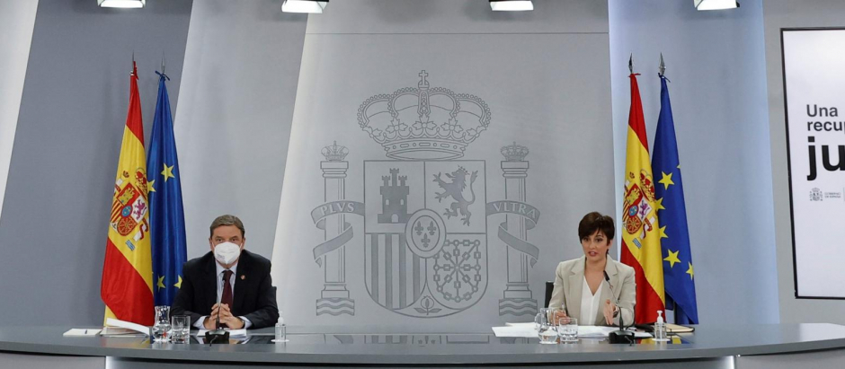 Los ministros Luis Planas e Isabel Rodríguez al término del Consejo de Ministros