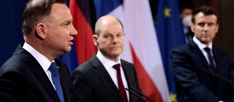 El presidente de Polonia, Andrzej Duda (Iz) el canciller alemán, Olaf Scholz (centro) y el presidente de Francia, Emmanuel Macron (D)