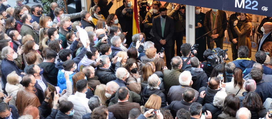 La presidenta de la Comunidad de Madrid, Isabel Díaz Ayuso (arriba dcha), se dirige a los simpatizantes que se agolpan ante la caseta del PP