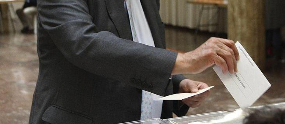 Un elector ejerce su derecho al voto en Soria