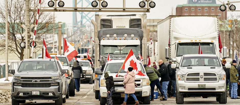 Los camioneros antivacunas bloquean el tráfico en el cruce fronterizo Ambassador Bridge, Ontario