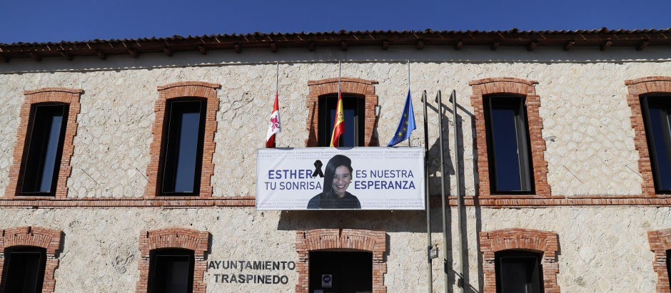 Homenaje de flores y cirios a Esther López, a las puertas del ayuntamiento de Traspinedo