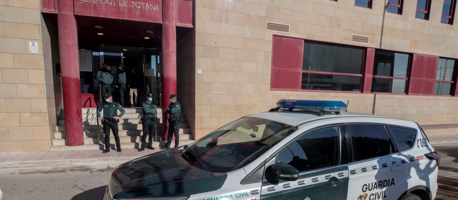 La guardia civil custodia la puerta principal de los juzgados de Totana, Murcia, donde está declarando Johan S., el joven de 19 años detenido este miércoles tras confesarse autor de la muerte por arma blanca de su exnovia, una menor de 17 años vecina de Totana.