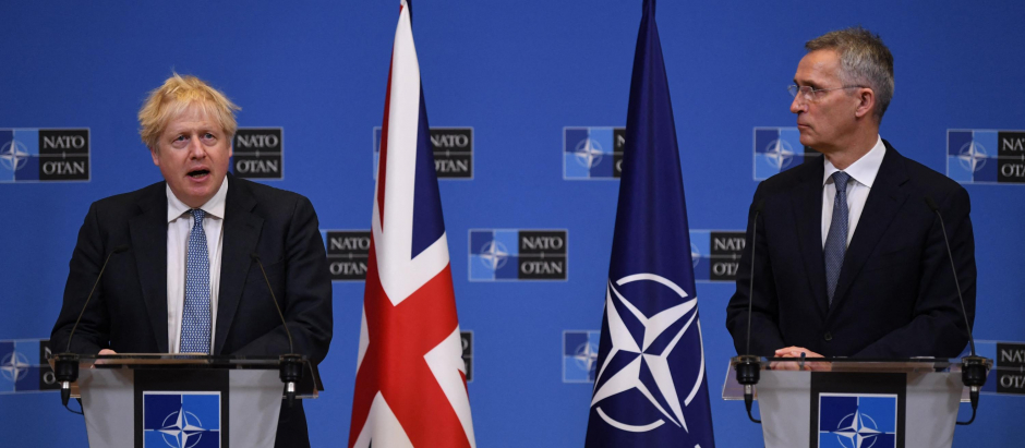 El primer ministro británico, Boris Johnson (Iz), junto con el secretario general de la OTAN, Jens Stoltenberg