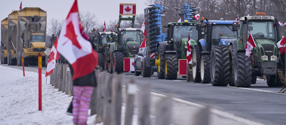 Trabajadores agrícolas, en sus tractores, se han sumado al «Convoy de la Libertad»