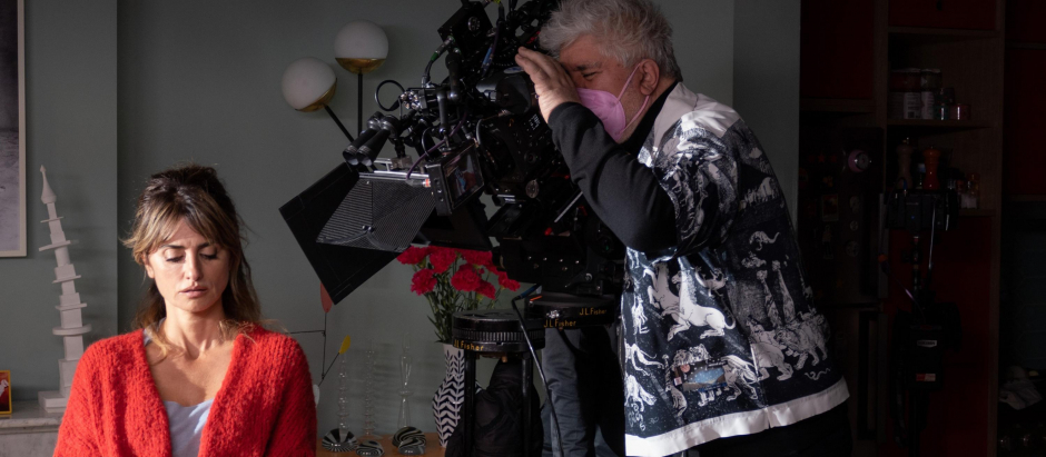 Pedro Almodóvar junto a Penélope Cruz durante el rodaje de la película 'Madres paralelas'