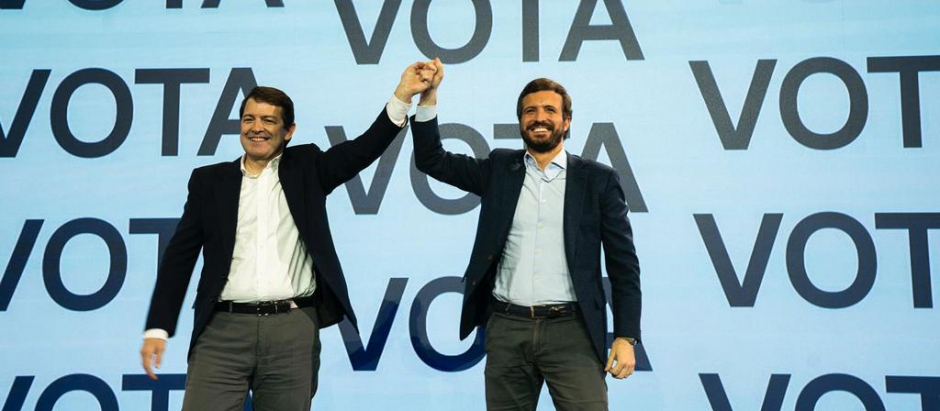 Alfonso Fernández-Mañueco y Pablo Casado en el acto de cierre de campaña en Valladolid
